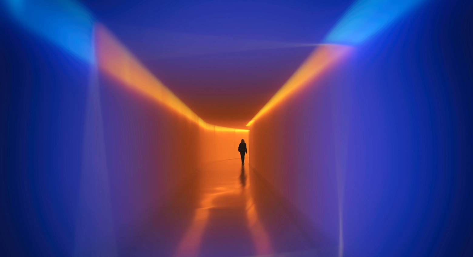 Luz azul y naranja en la habitación con una figura de pie 