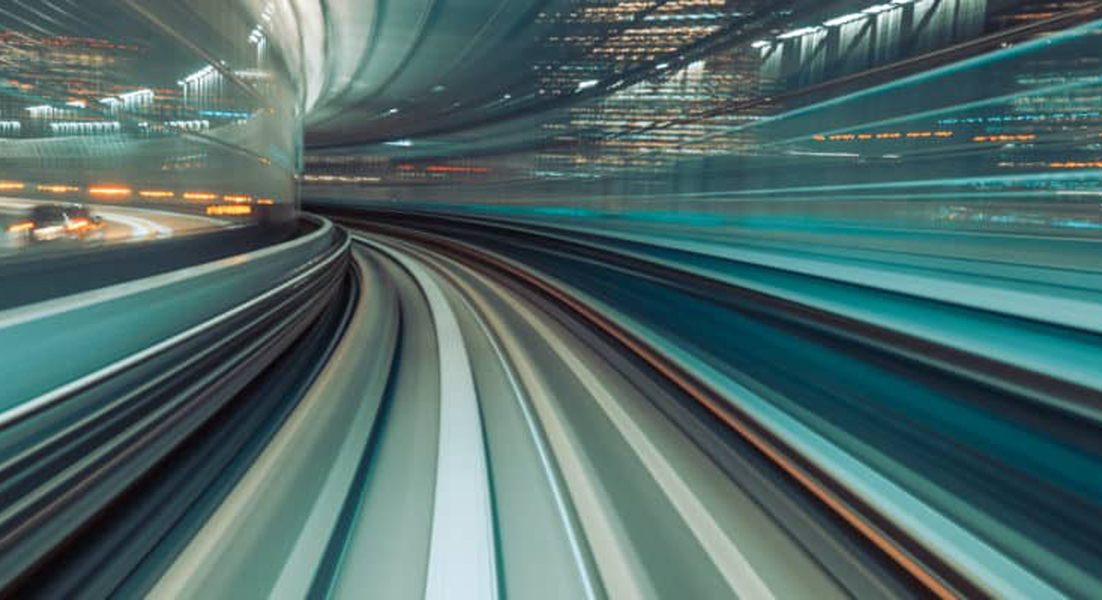 Luces borrosas en la autopista 