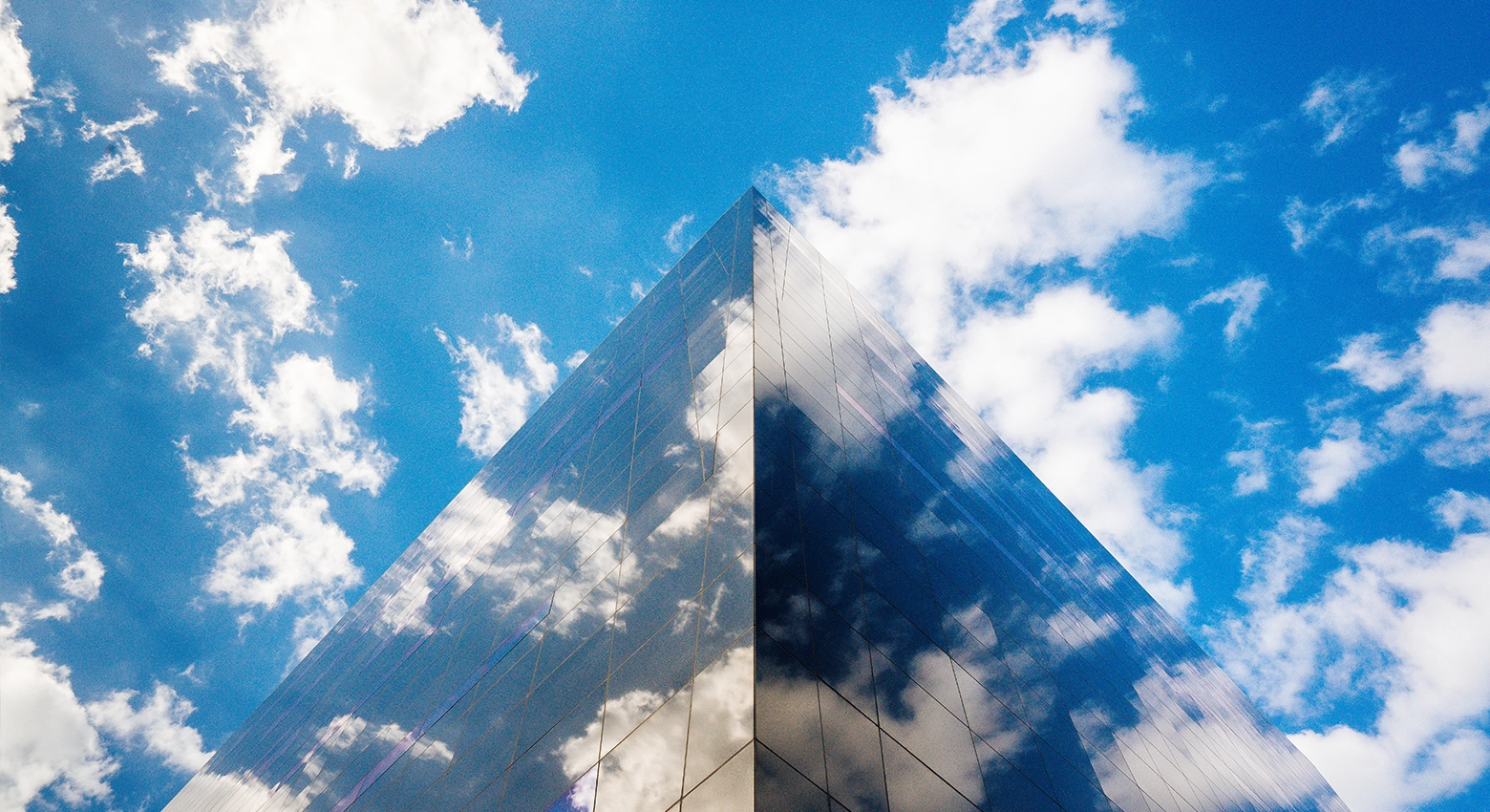La cima de un rascacielos entre las nubes
