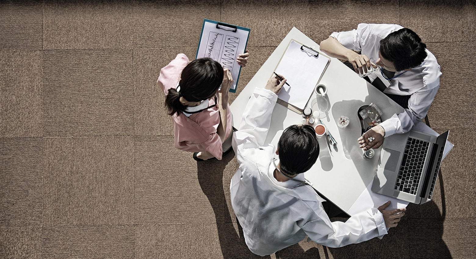 Los médicos se sientan y hablan