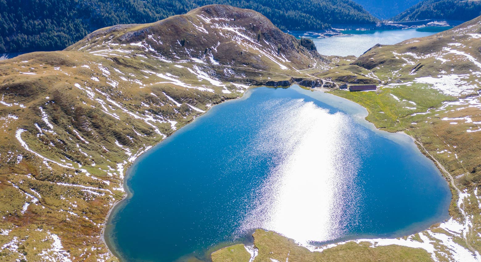 Lago rodeado de montañas 