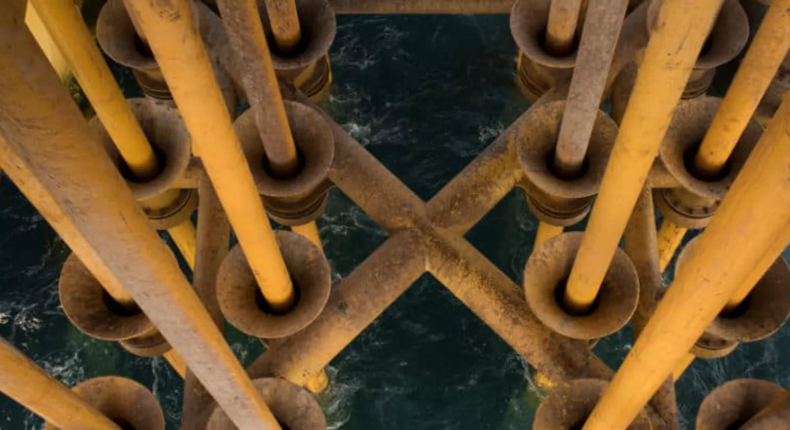 Rompeolas en el océano 