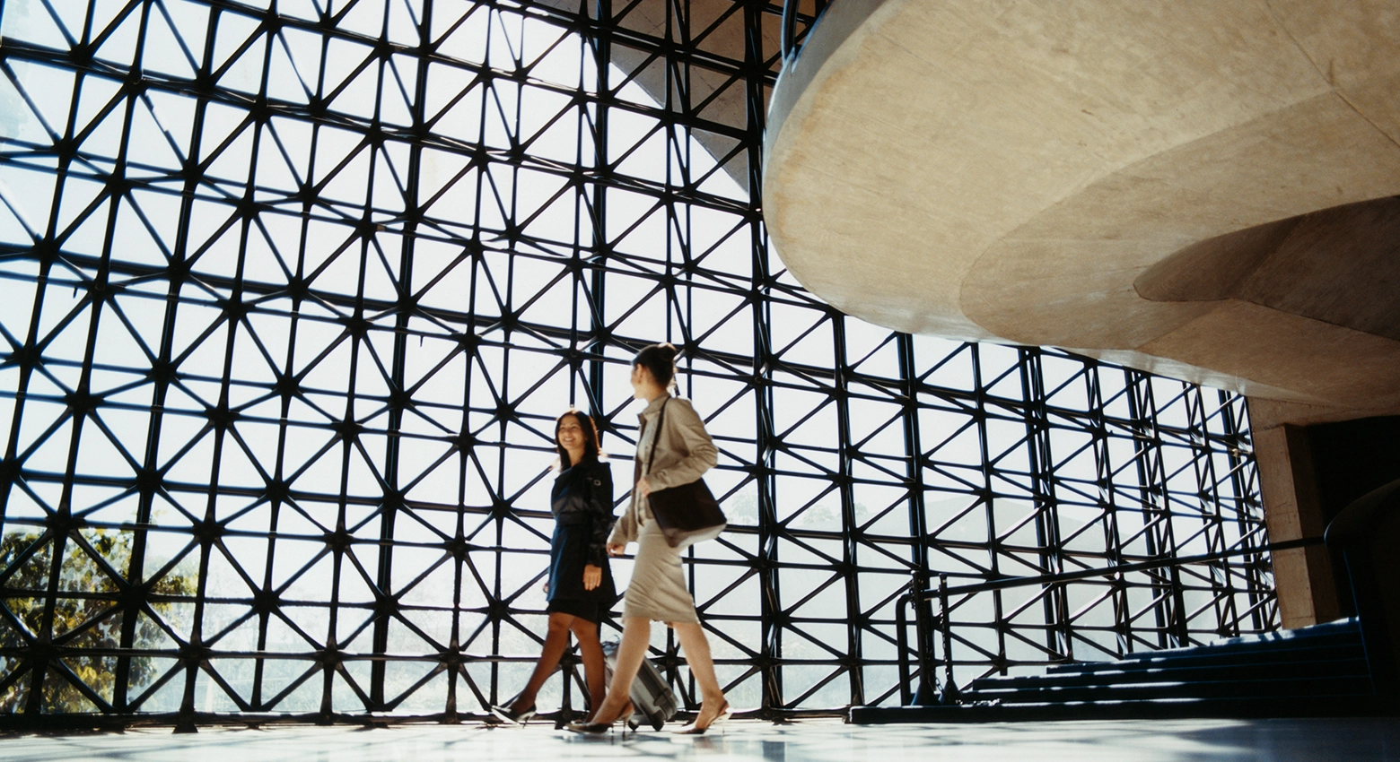 Dos mujeres caminando en una oficina de negocios 