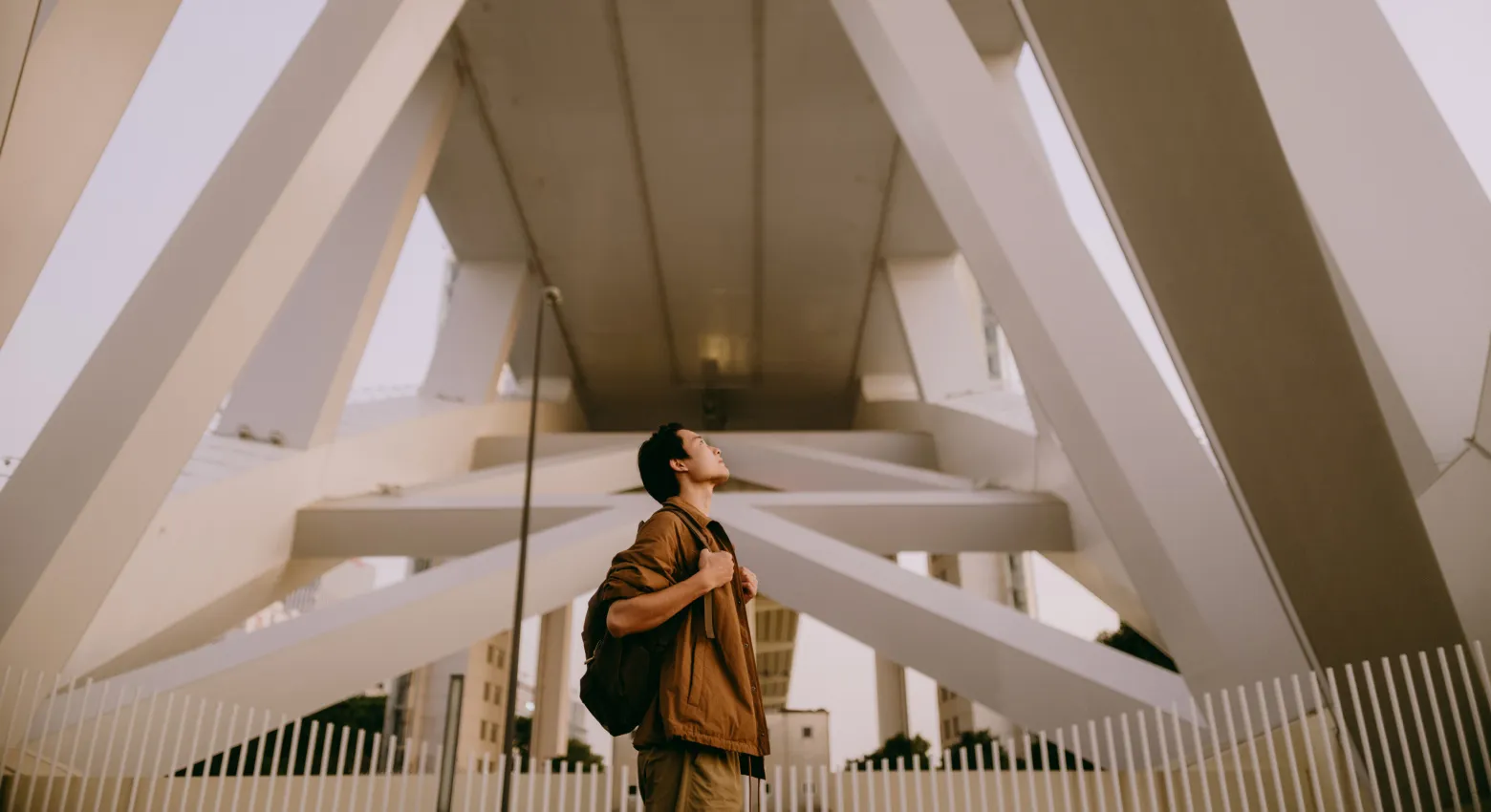 hombre contemplando la arquitectura moderna
