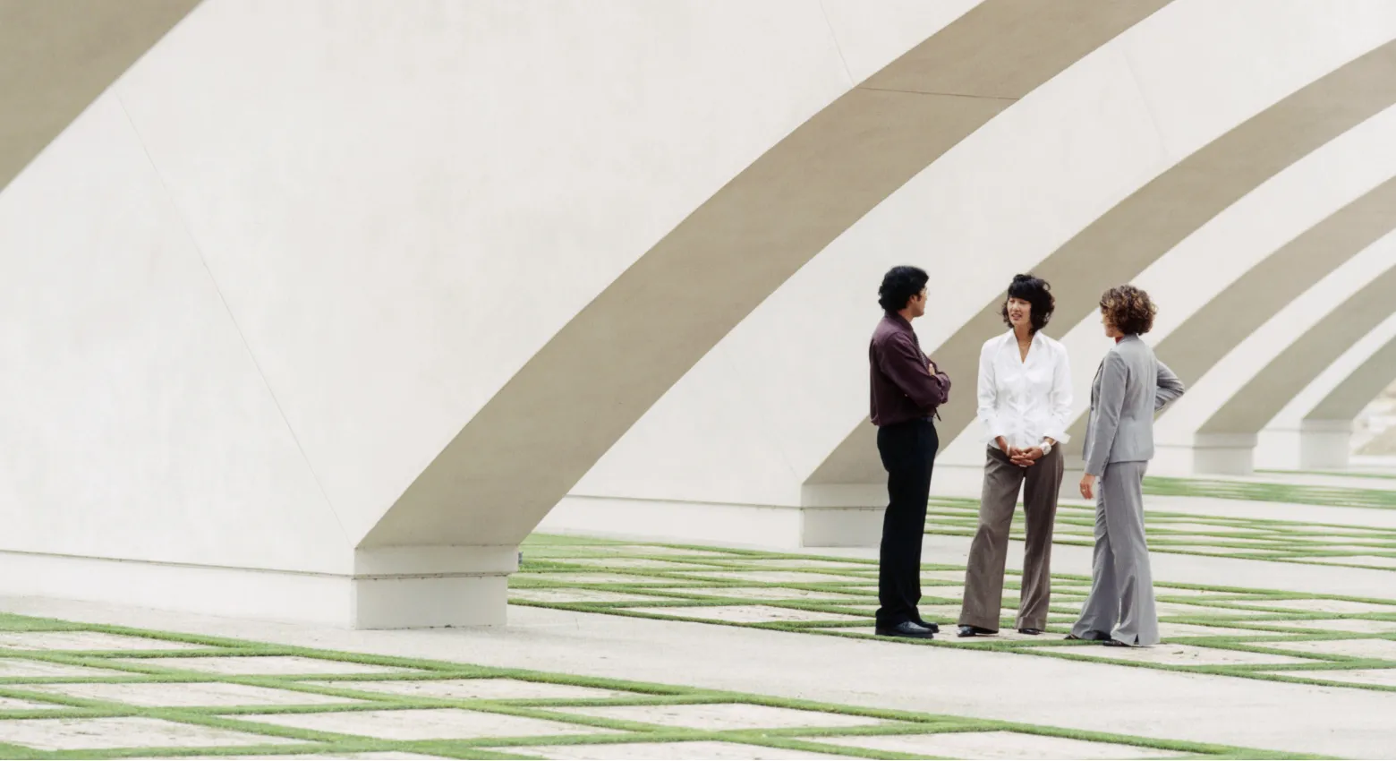 Personas de pie bajo un edificio moderno 