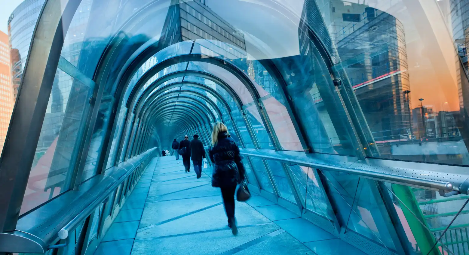 Gente caminando por el puente entre Arquitectura moderna 