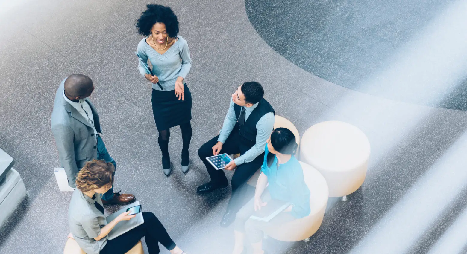 colaboración entre equipos en la oficina