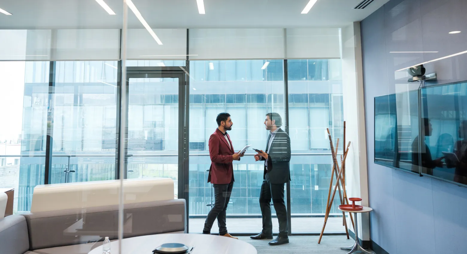 dos hombres hablando en la oficina