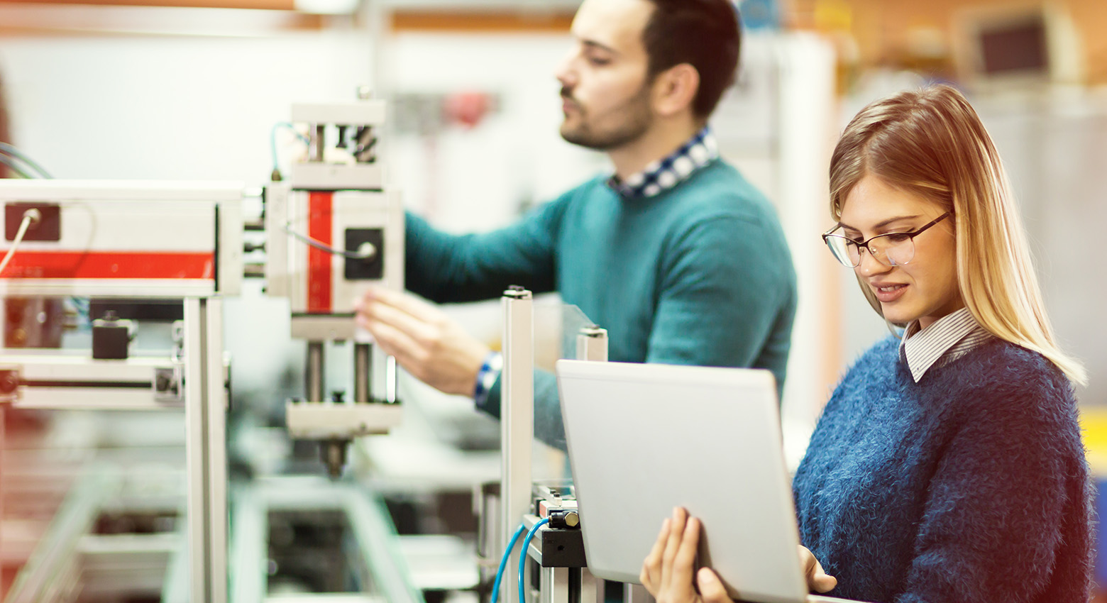 Dos personas trabajando juntas