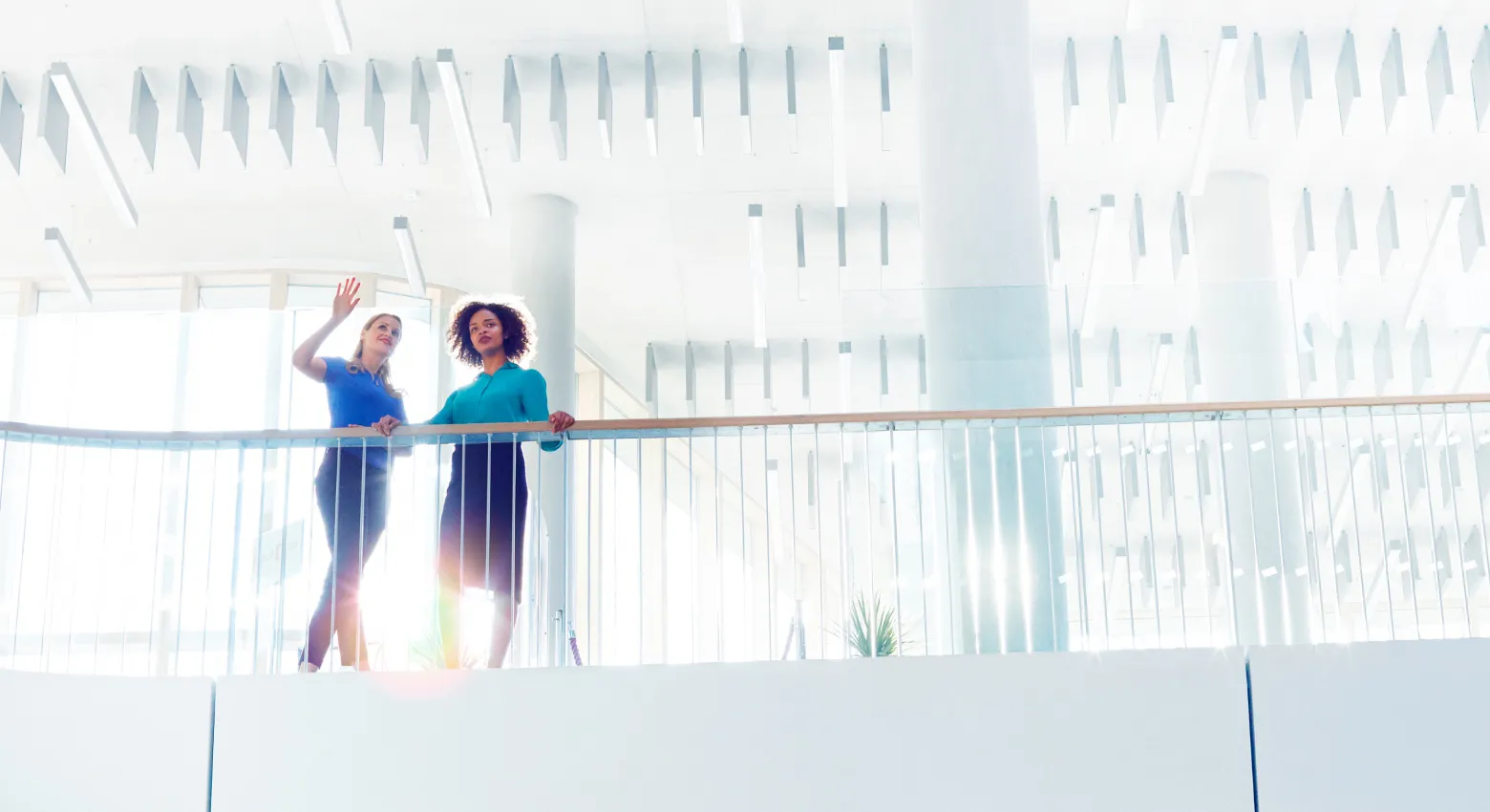 Mujeres en el balcón de la oficina 
