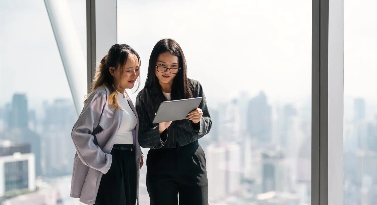 mujeres con una tablet