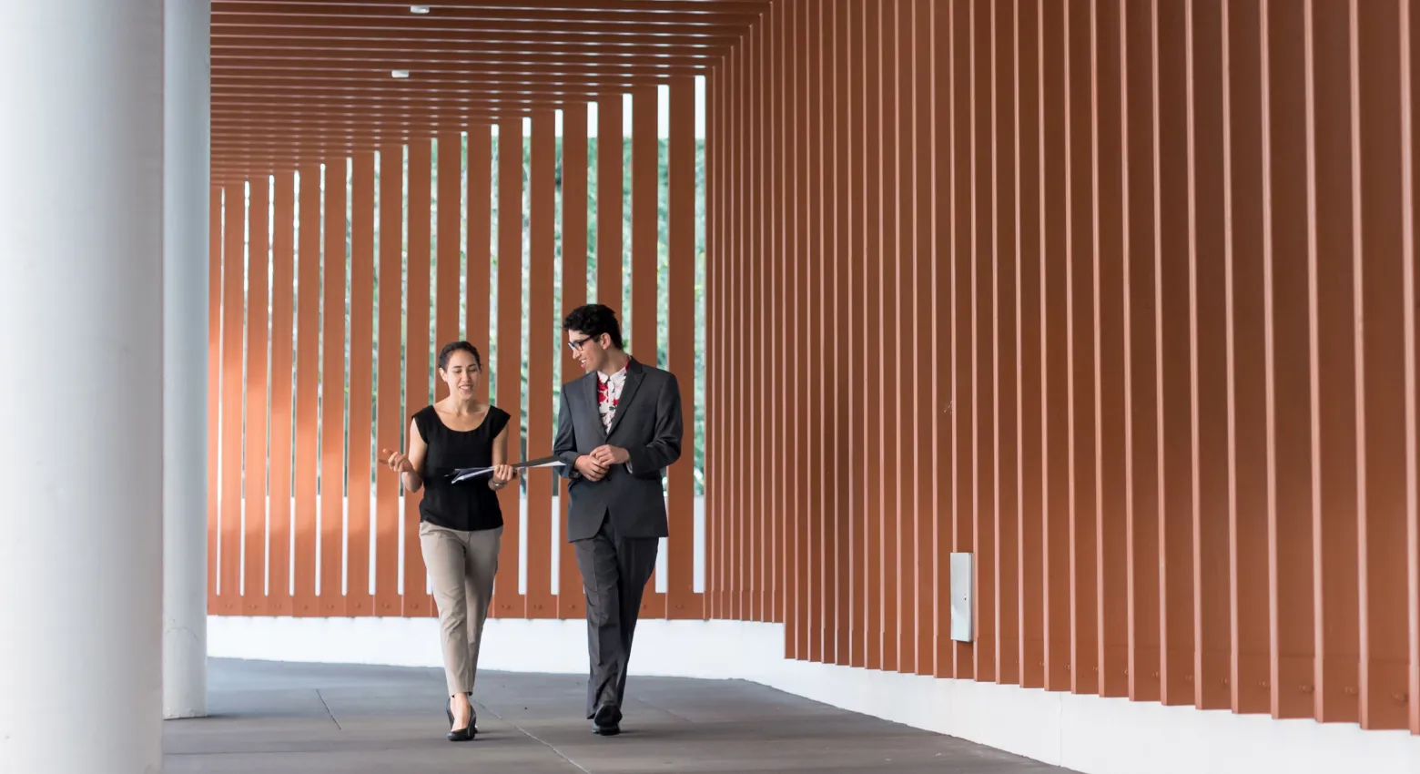 mujeres y hombres caminando por la arquitectura moderna