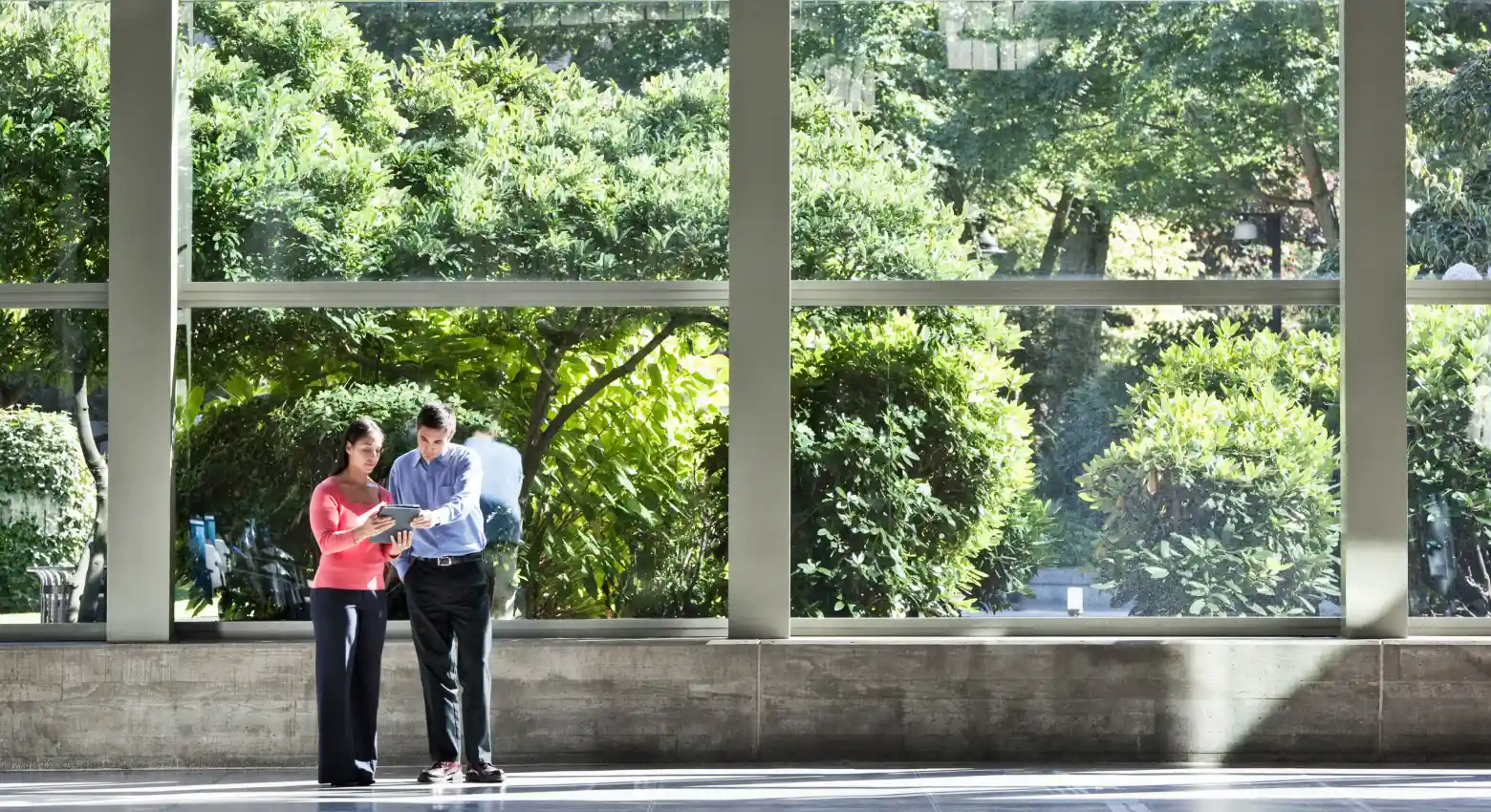Hombre y mujer mirando una tableta