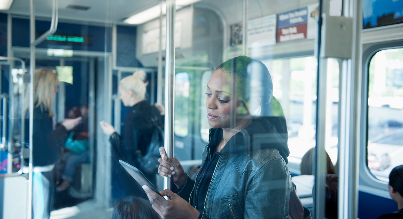 Mujer leyendo en una tablet en el tren 