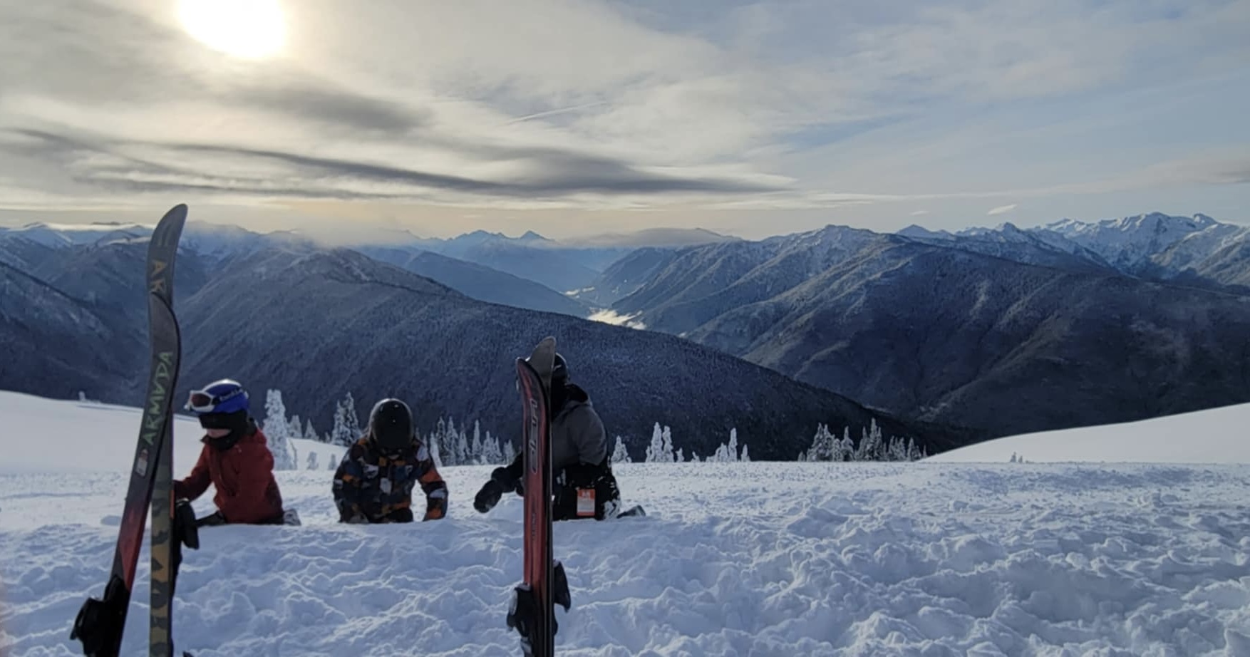 gente esquiando al atardecer
