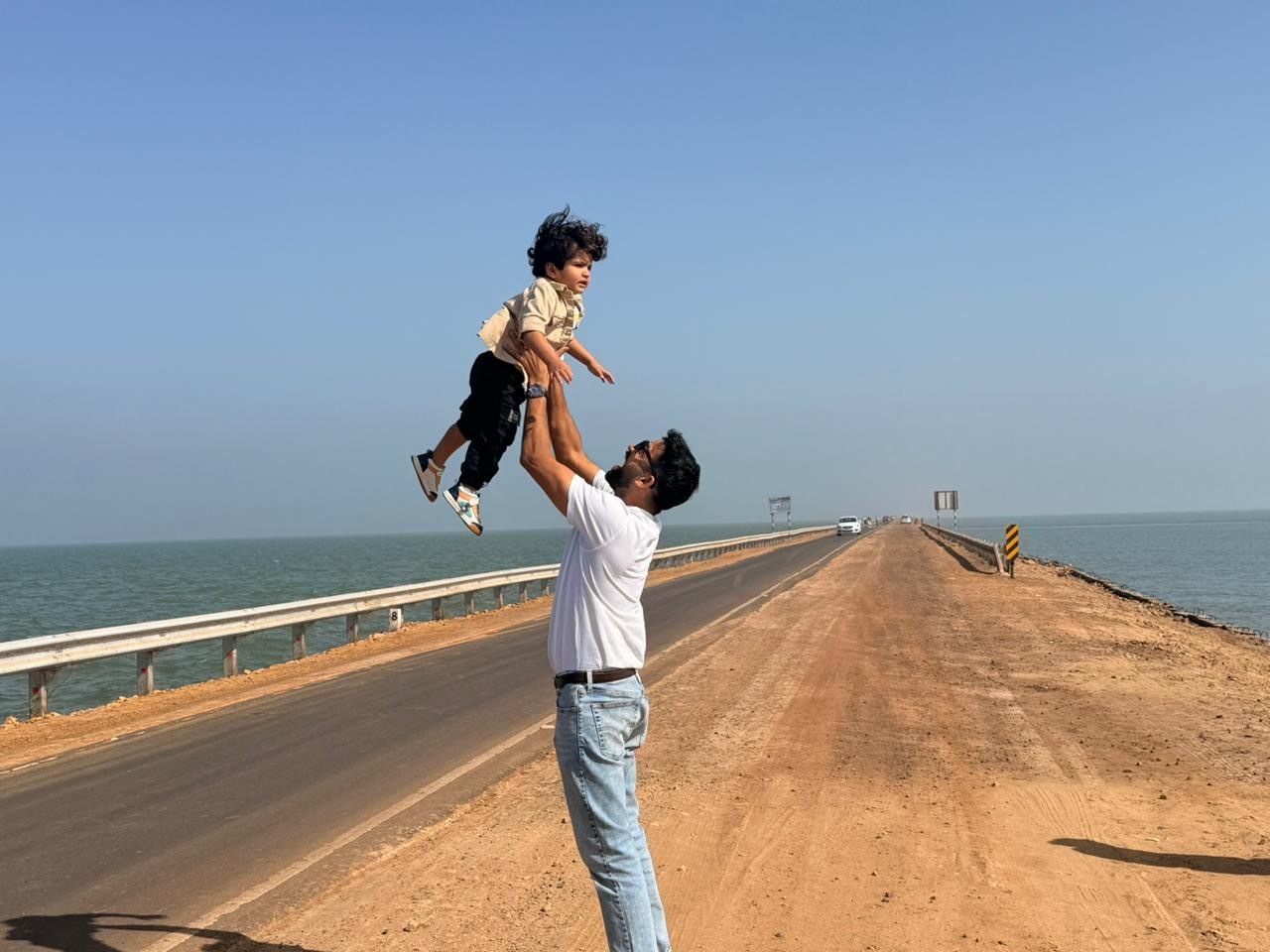 padre recogiendo a su hijo