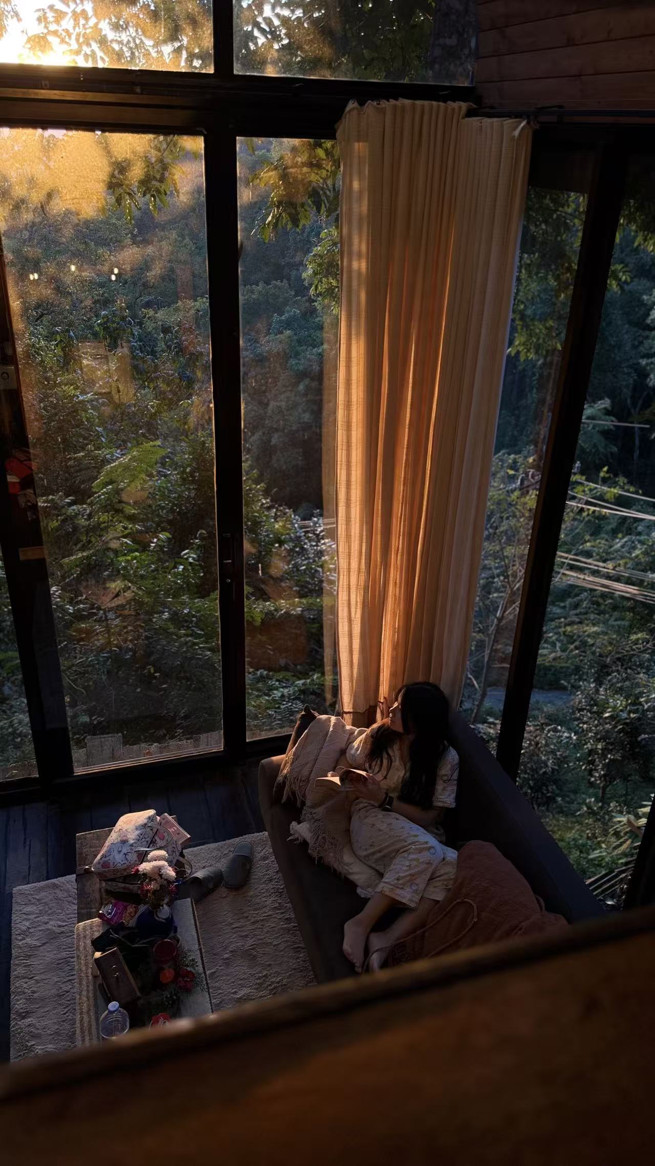 familia en casa al atardecer