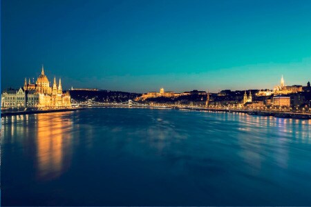 En la ribera del río de Budapest
