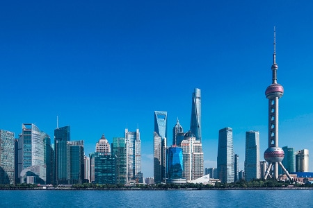World Financial Center en la ribera del río en Shanghái