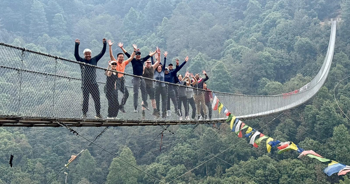 Empleados en un puente en Nepal