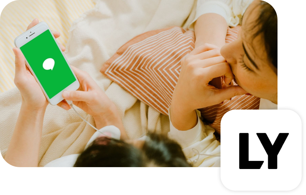 Personas mirando una aplicación LY en un teléfono móvil